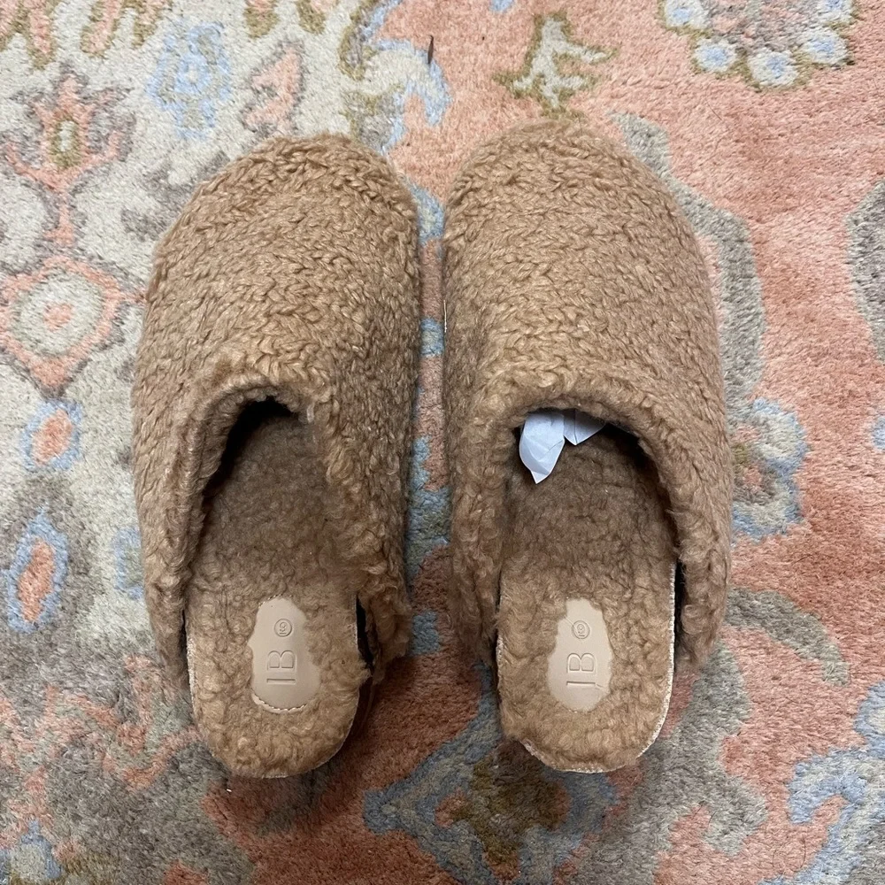 INTENTIONALLY BLANK Fuzzy Slippers NWT size 9 - Picture 3 of 8